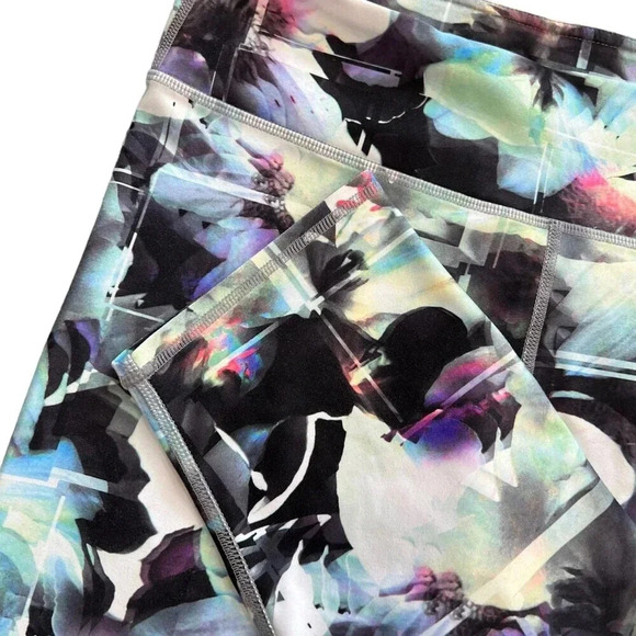 Fabletics Blue Beach Floral Psychedelic Capri Leggings M - Picture 2 of 4